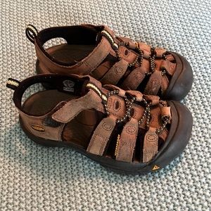 Boys leather Keen shoes